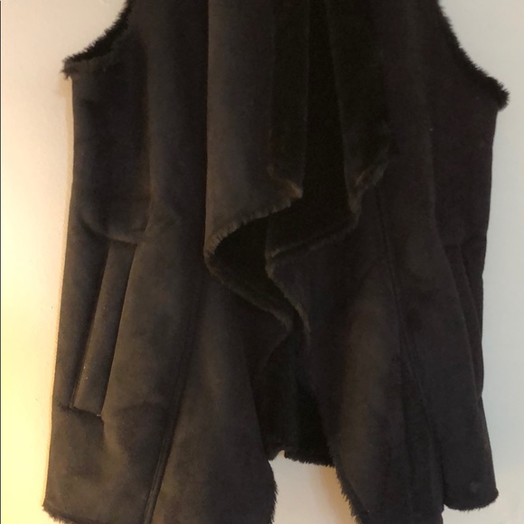 Cozy Black Vest • Faux Fur lined, faux suede - Picture 10 of 13